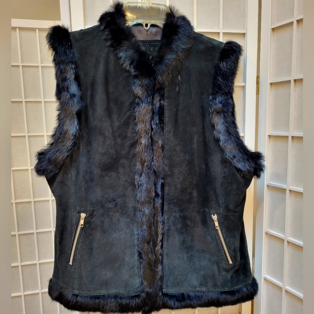 LaVee Black suede leather vest with Faux Fur trim, sz L, EUC